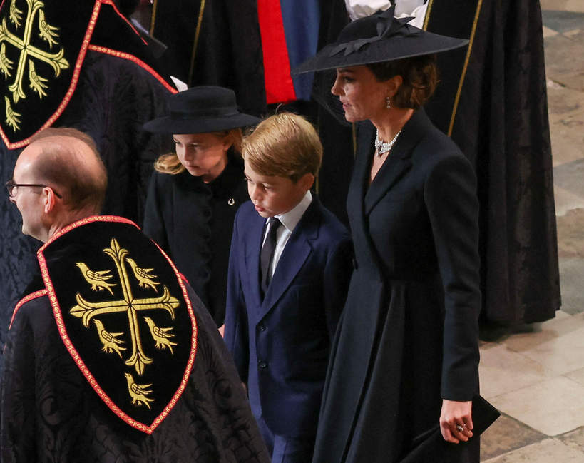 Księżniczka Charlotte i książę George żegnają królową Elżbietę II podczas uroczystości pogrzebowych