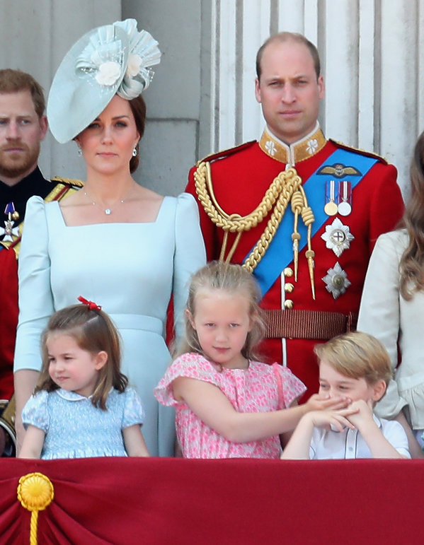 księżniczka Charlotte, książę George na balkonie z rodzicami, księżna Kate i książę William