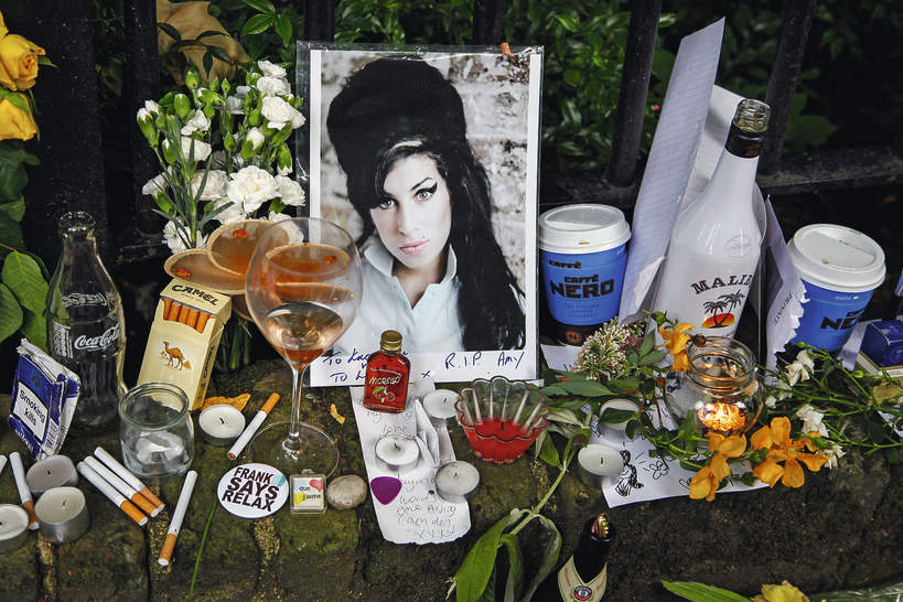 Kwiaty i pamiątki od wiernych fanów Amy opodal jej domu w Camden po jej tragicznej śmierci  23 lipca 2011 roku.