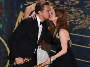Leonardo DiCaprio na Oscarach 2016 całuje wręczającą Oscara