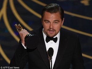 Leonardo DiCaprio trzyma Oscara