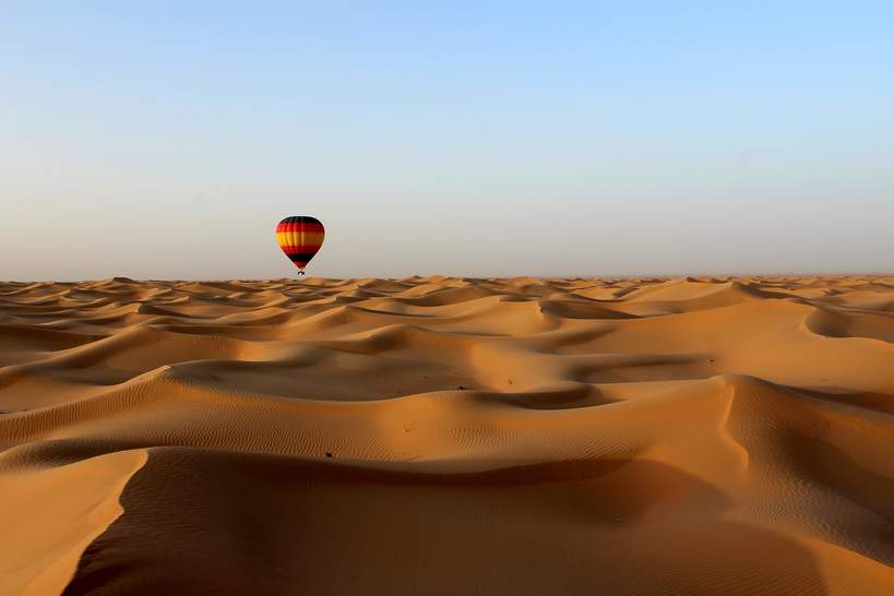 lot-balonem-nad-pustynią