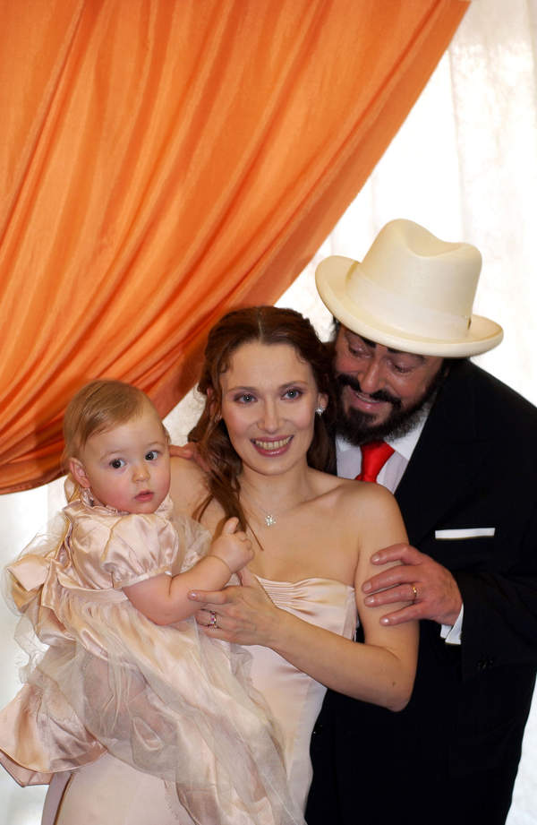 Luciano Pavarotii z żoną Nicolettą Mantovani i córką Alicią