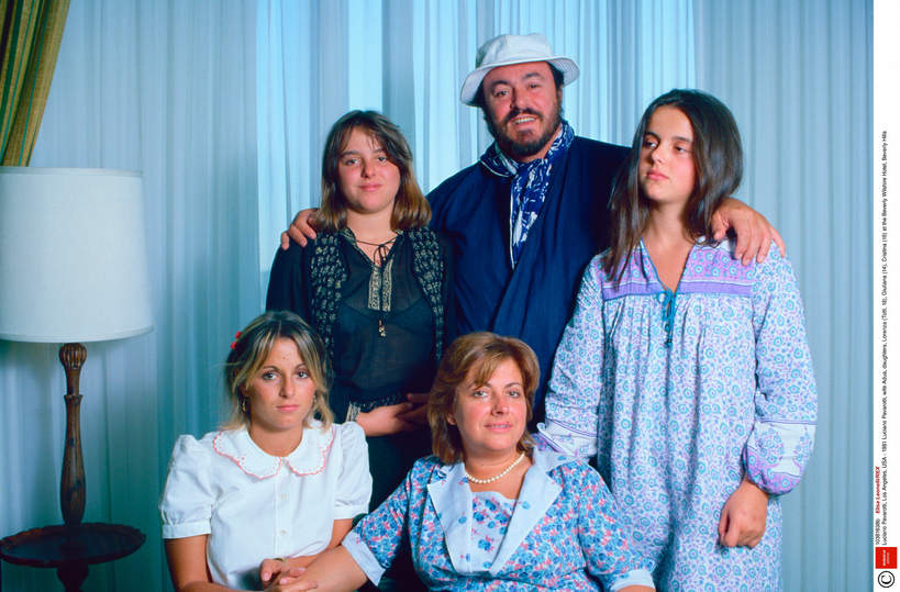 Luciano Pavarotti z żoną Aduą i córkami Lorenzą, Giulianą, Cristiną w Beverly Wilshire Hotel