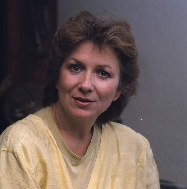 Łucja Prus, Warszawa 11.1987. Piosenkarka Łucja Prus w swoim mieszkaniu na Zaciszu