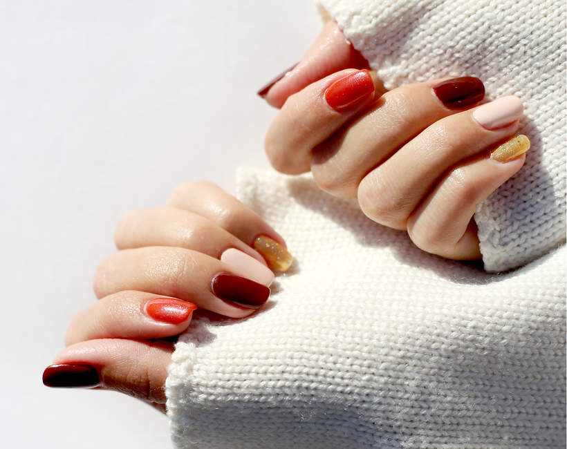 manicure na jesień 2023 malowane paznokcie