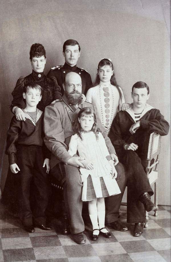 Maria Romanowa, cesarzowa Rosji, żona cesarza Aleksandra III z mężem i dziećmi