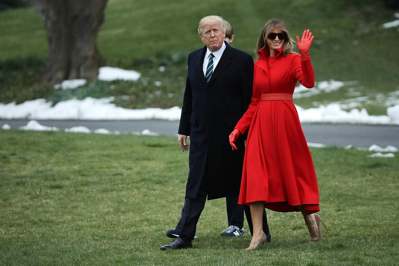 Melania Trump w czerwonym kostiumie, spódnica czerwona