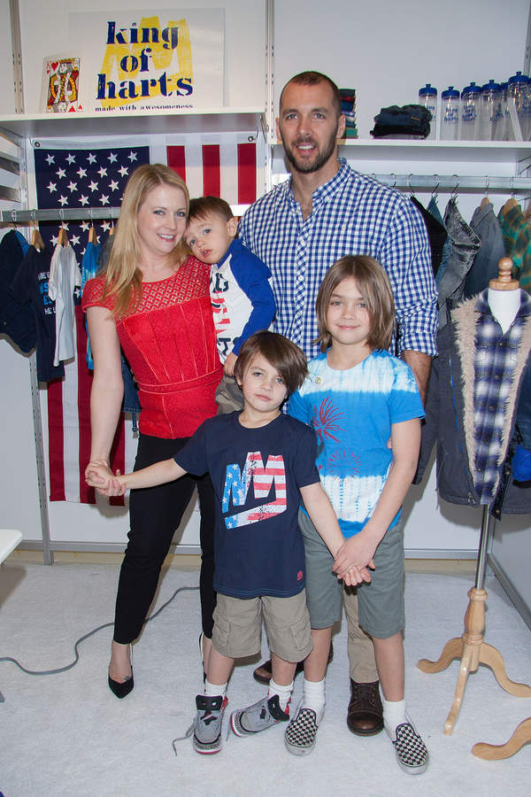 Melissa Joan Hart promuje swoją linię ubrań dla dzieci, na zdjęciu z mężem, Markiem Wilkersonem i synami, 2015 rok