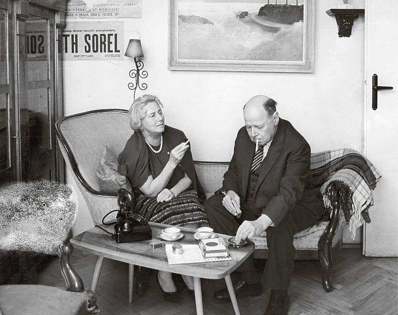 Michał Choromański z żoną Ruth Sorel, mieszkanie pary w Warszawie, 15.10.1965 rok