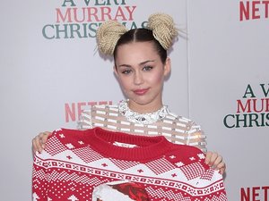 Miley Cyrus trzyma świąteczny sweter