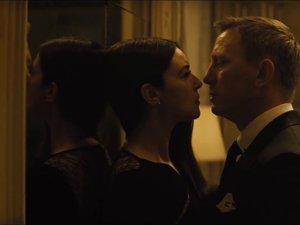 Monica Bellucci i Daniel Craig całują sie w "Spectre"