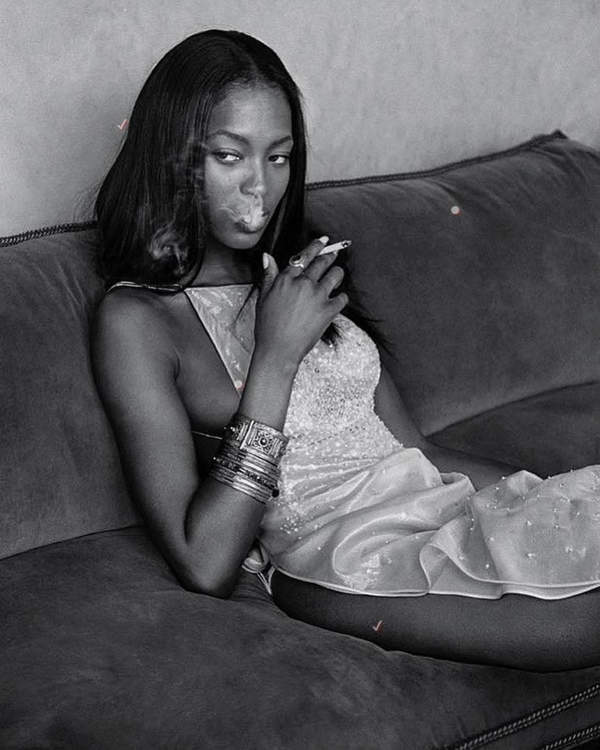 Naomi Campbell pali na sesji zdjęciowej