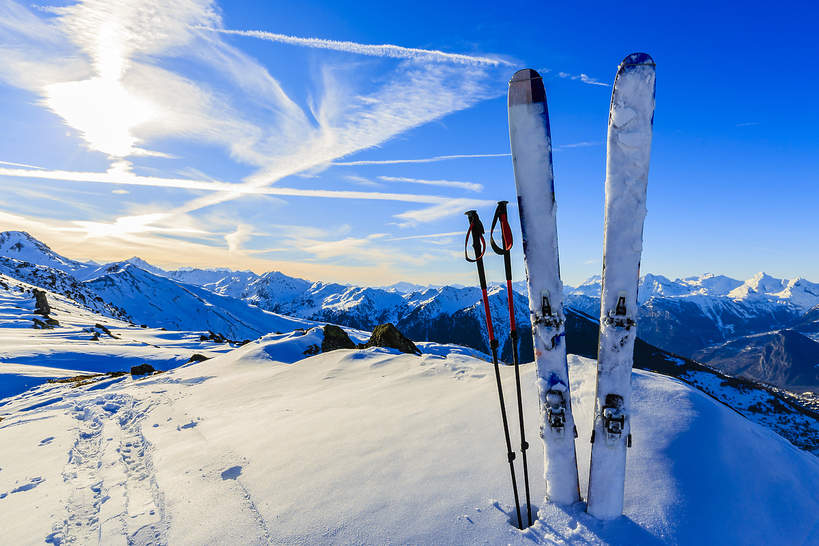 Narty wbite w śnieg na stoku narciarskim. 