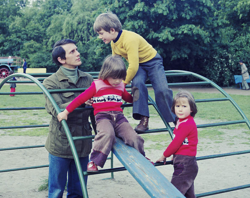 pap_19770510_00F Jan Englert z dziećmi, synem Tomaszem i córkami Katarzyną i Małgorzatą, Warszawa 10.05.1977.