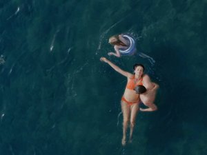 Penelope Cruz w bikini pływa w ciąży