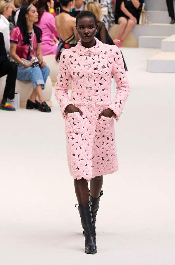 pokaz Chanel jesień 2022/2023 rózowy kostium