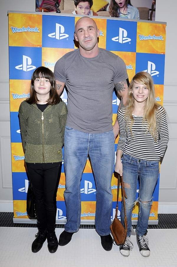 Przemysław Saleta z córkami na premierze PlayStation 3 - Wonderbook: Księga Czarów 