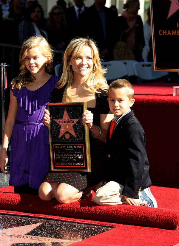Reese Witherspoon, córka Ava Phillipe, syn Deacon Phillipe, Aleja Sław w Hollywood, California, 01.12.2010 rok