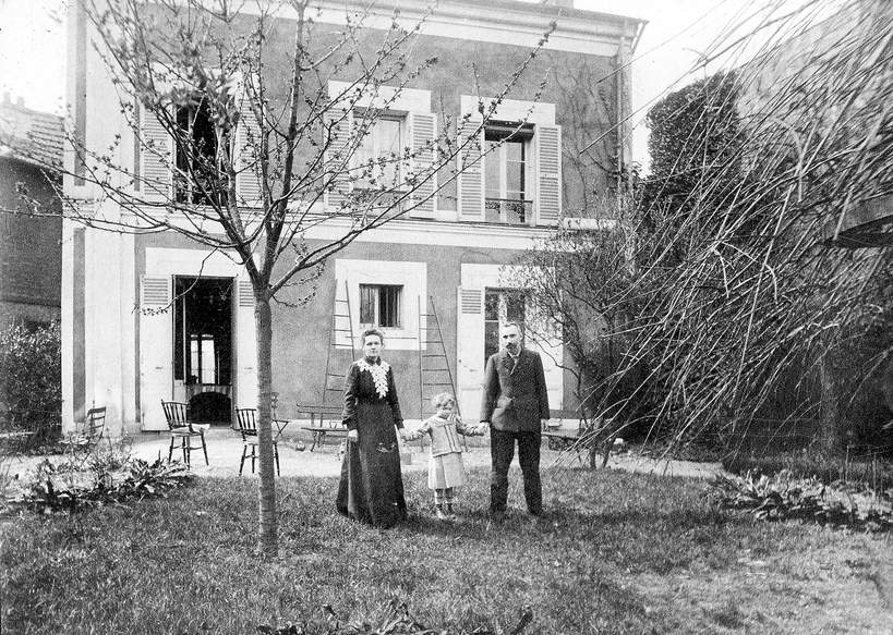 Skłodowska i Mąż przed domem