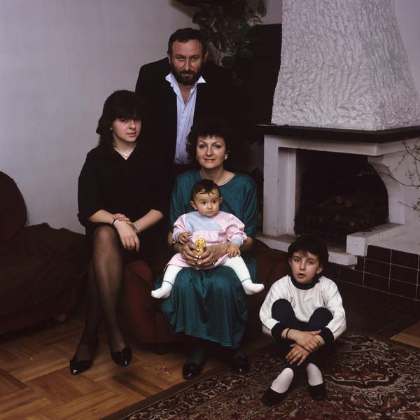 Tadeusz Drozda w swoim domu w podwarszawskiej Radości z żoną Ewą i córkami: Małgorzatą (L), Joanną (P) i Ewą.