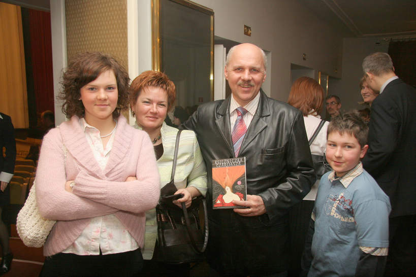 Tomasz Zubilewicz z żoną Violettą i dziećmi: Martą i Łukaszem, Teatr Polski, 27.02.2006 