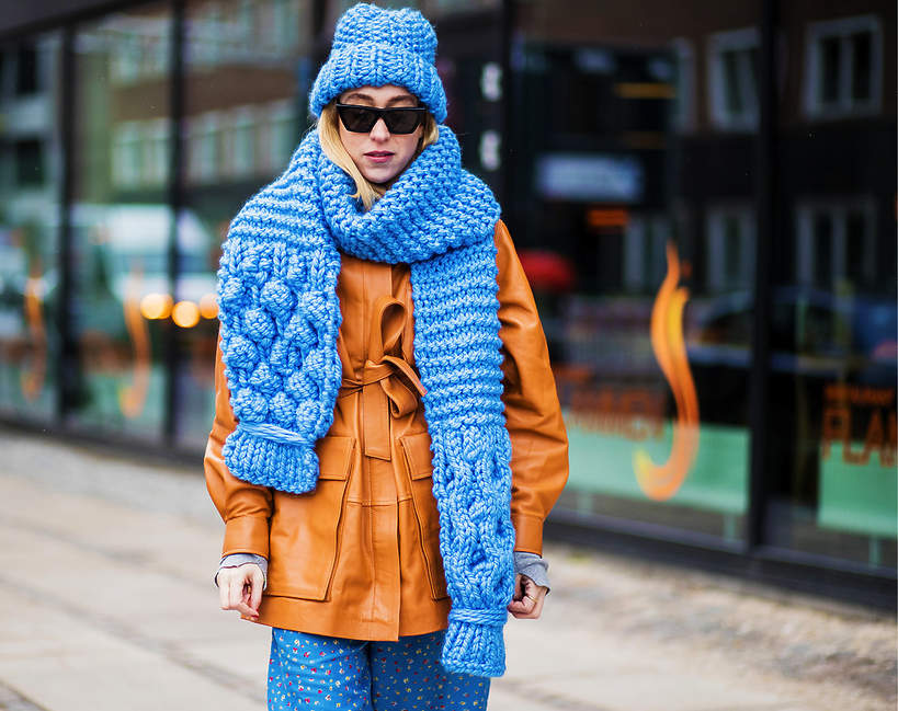 trendy-jesien-zima-2020-2021-modne-czapki-szaliki-rekawiczki-z-oferty-znanych-marek