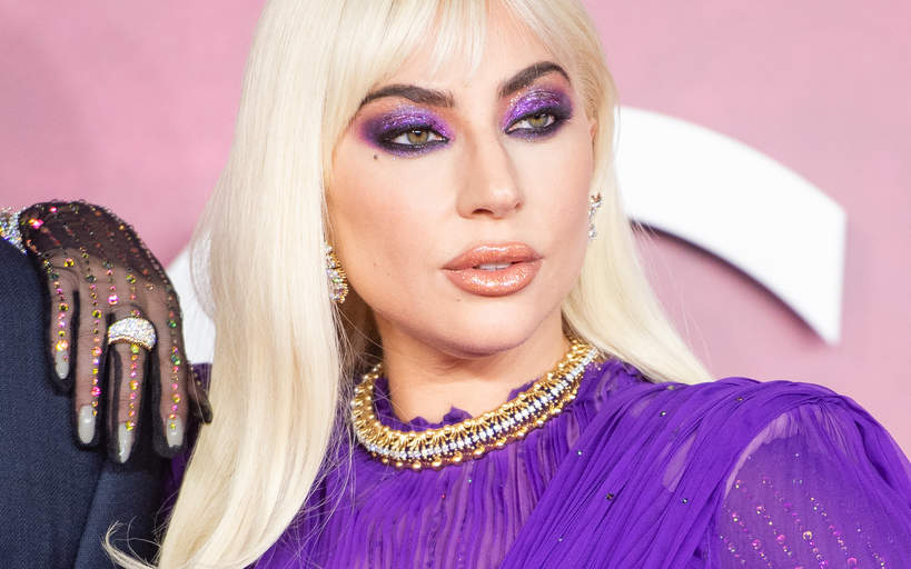 Very Peri makijaż Lady Gaga