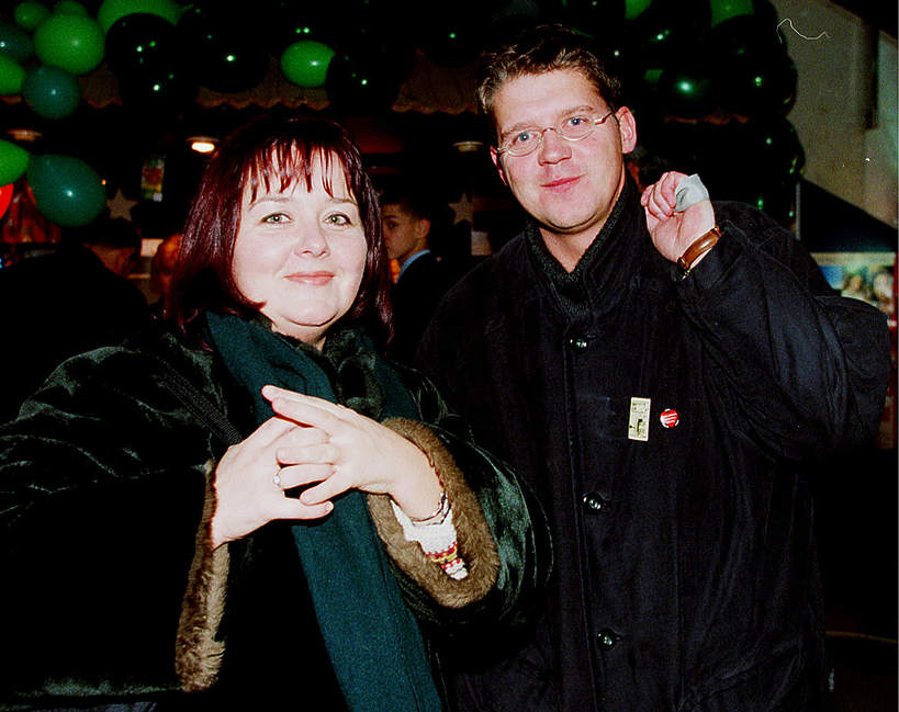 Wojciech Malajkat z żoną — pierwszy pokaz "Ogniem i Mieczem" Capitol 04.02.1999.