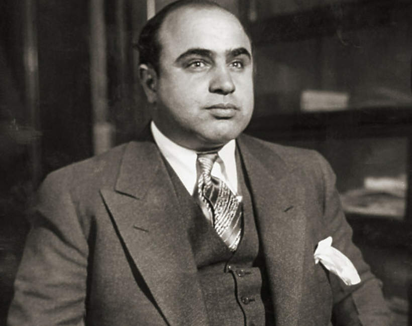 Z zimną krwią pozbawił życia dziesiątki osób, skazano go dopiero za niepłacenie podatków. Jak wyglądało życie Al Capone?