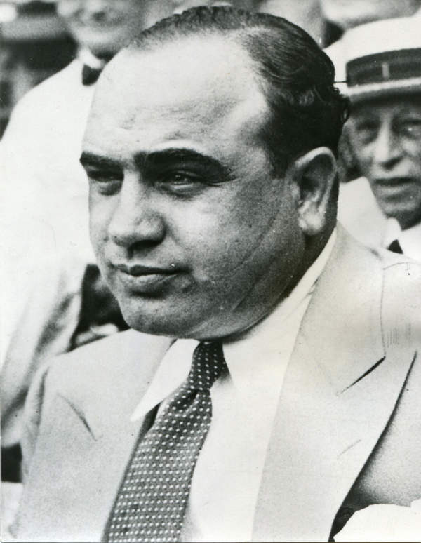 Z zimną krwią pozbawił życia dziesiątki osób, skazano go dopiero za niepłacenie podatków. Jak wyglądało życie Al Capone?