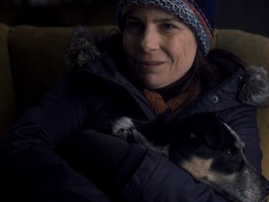 zdjęcie z filmu Pewnego razu w listopadzie. Agata Kulesza i pies Koleś. Kino Świat