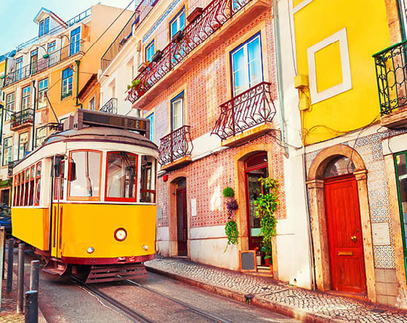 Żółty tramwaj w Lizbonie