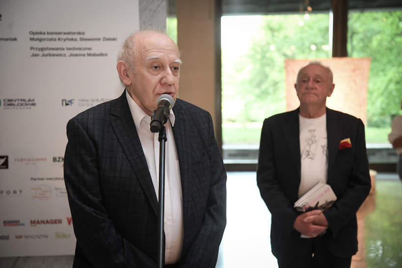 Adam Sandauer i Piotr Nowicki na otwarciu wystawy „Spoza granic mowy”
