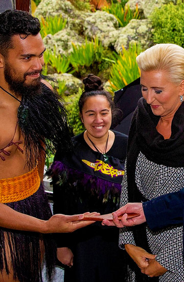 Agata Duda i Andrzej Duda w Nowej Zelandii. Pierwsza dama w objęciach Maorysa
