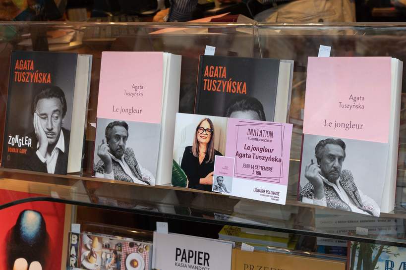 Agata Tuszyńska, Paryż, książka „Żongler” na półce