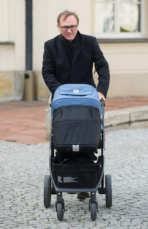Andrzej Chyra prowadzi wózek, uroczystość wręczenia odznaczeń państwowych Gloria Artis, Warszawa, 14.10.2015 rok