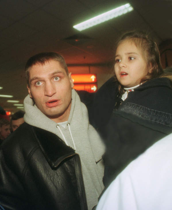 Andrzej Gołota z córką Aleksandrą na Okęciu tuż po przylocie z Chicago, 31.12.1996 rok