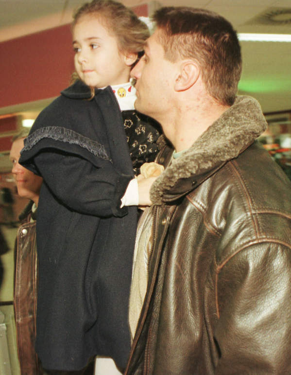 Andrzej Gołota z córką Olą na Okęciu przed odlotem do USA, 15.01.1997 rok