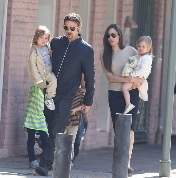 Angelina Jolie, Brad Pitt z dziećmi Knoxem i Vivienne, Los Angeles