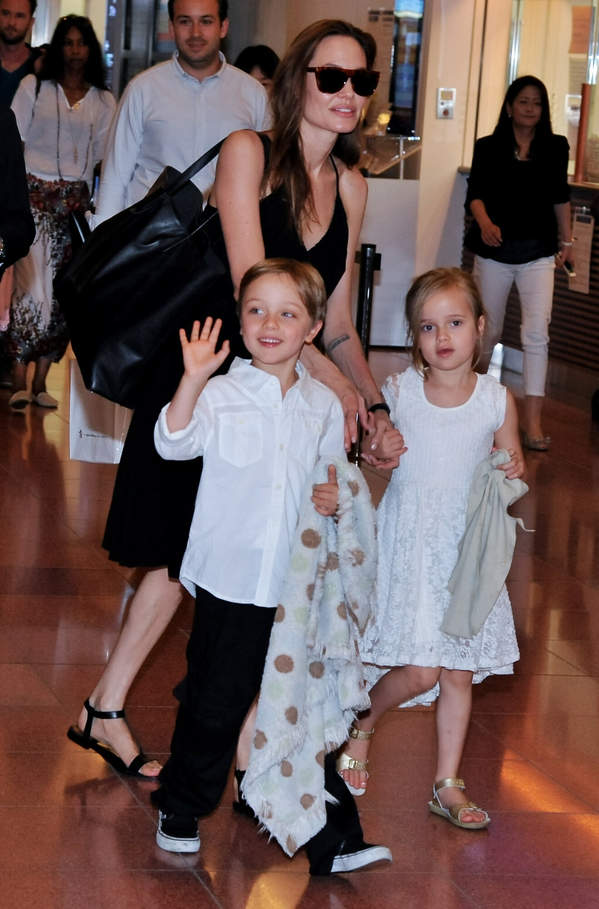 Angelina Jolie z dziećmi Knoxem i Vivienne, Tokio, 21.06.2014