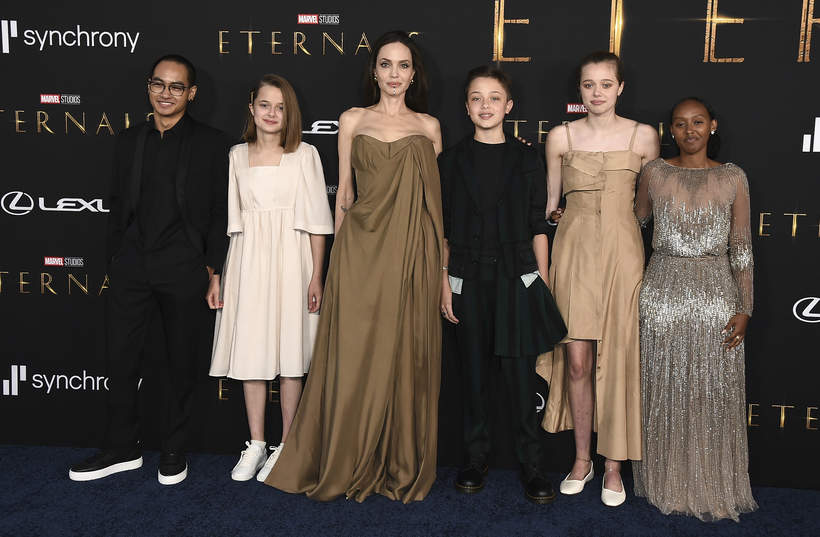 Angelina Jolie z dziećmi: Maddoxem, Vivienne, Knoxem, Shiloh i Zaharą, premiera filmu Eternals, 18.10.2021, Los Angeles