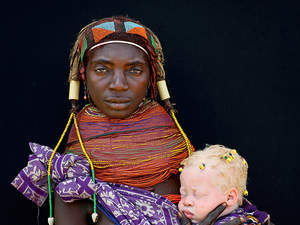 Angola. Mama  z plemienia Mwila ze swoim dzieckiem albinosem