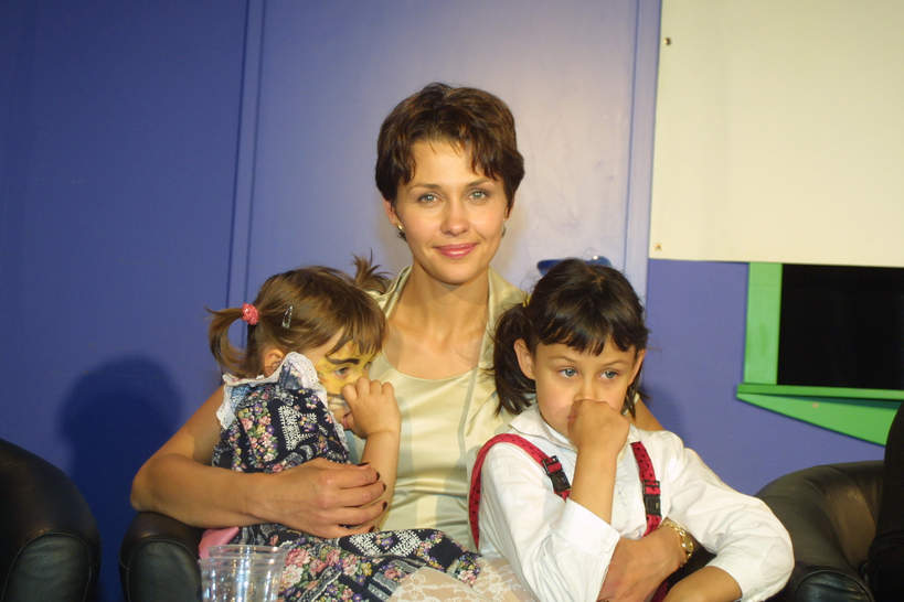 Anna Popek z córkami, Małgorzatą i Oliwią, Centrum zabaw Kidsplay, 11.06.2002