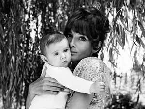 Audrey Hepburn z synem Lucą w 1970 roku