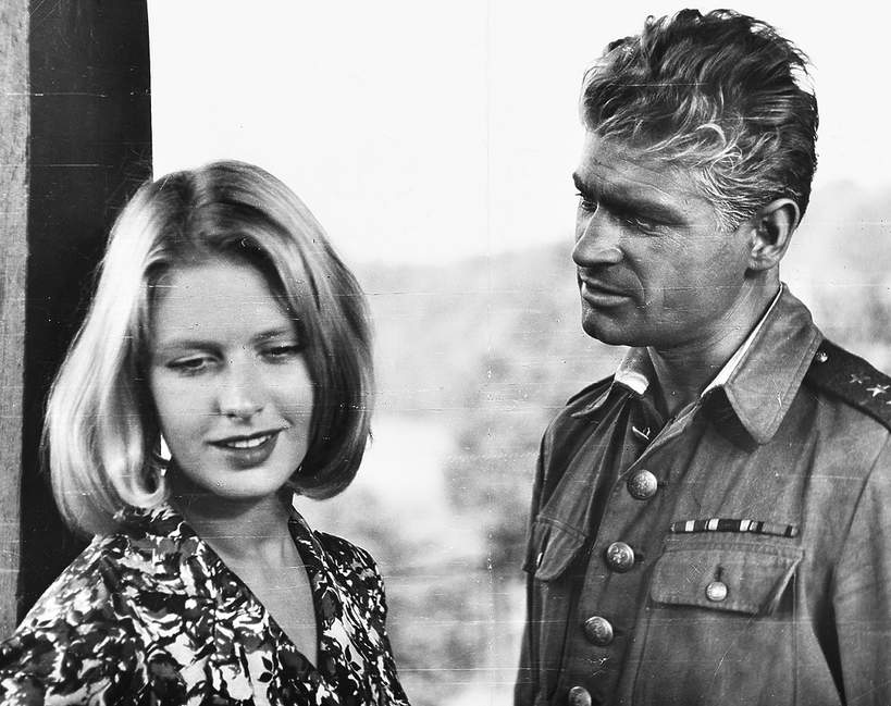 Beata Tyszkiewicz, Stanisław Mikulski, kadr z filmu „Skąpani w ogniu” w reżyserii Jerzego Passendorfera, 1963 rok