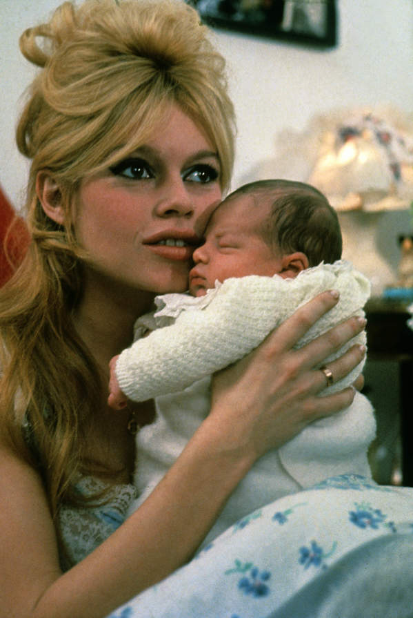 Brigitte Bardot z synem, styczeń 1960 rok