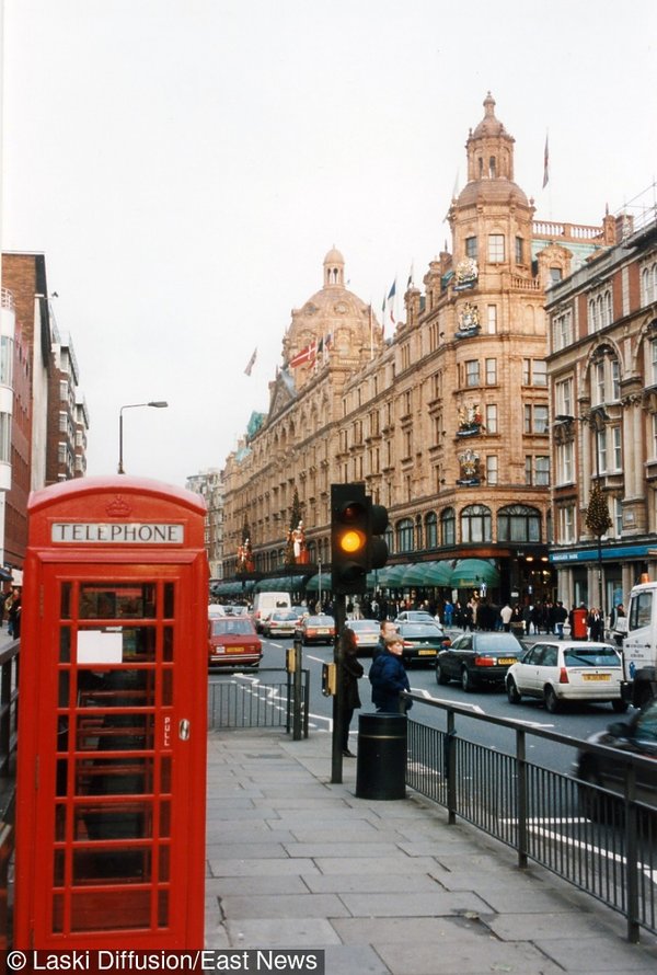 Brompton Road, dzielnica Knightsbridge, Londyn, Wielka Brytania, ok. 1997. Po prawej widoczny luksusowy dom towarowy 