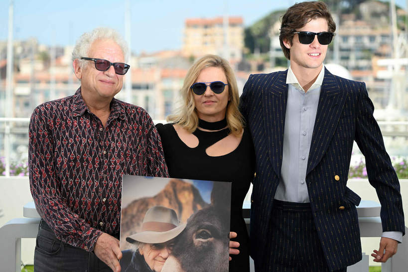 Cannes 2022: od lewej producent Jeremy Thomas, producentka Ewa Piaskowska, aktor Lorenzo Zurzolo, 20.05.2022 rok
