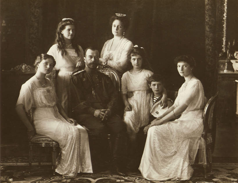 Car Mikołaj II z rodziną: żoną Aleksandrą, córkami Olgą, Tatianą, Marią i Anastazją i synem Aleksym, Rosja, 1914 rok
